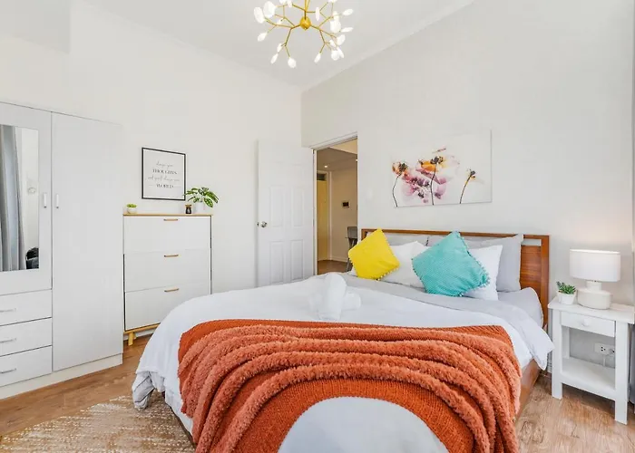 Amani 237, 3 Minutes To Airport, With Gym & Pool, Free Netflix, Fast Wi-fi Apartment *