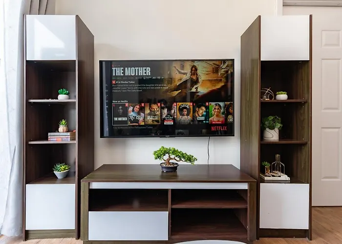 Amani 237, 3 Minutes To Airport, With Gym & Pool, Free Netflix, Fast Wi-fi Apartment *