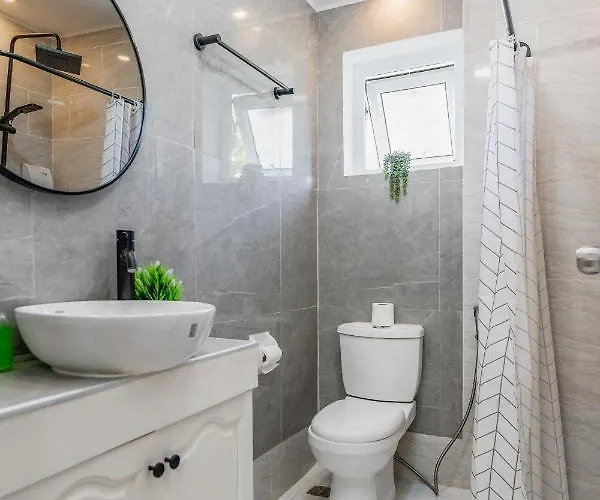 Amani 237, 3 Minutes To Airport, With Gym & Pool, Free Netflix, Fast Wi-fi Apartment *
