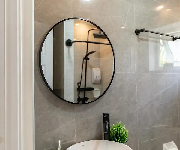 Amani 237, 3 Minutes To Airport, With Gym & Pool, Free Netflix, Fast Wi-fi Apartment