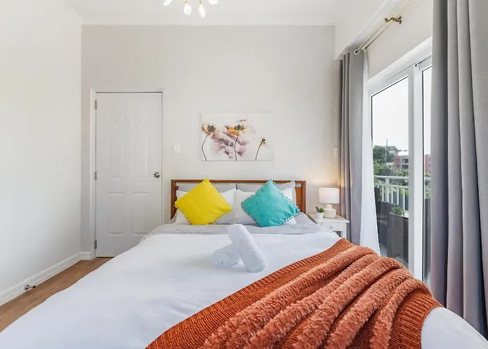 Amani 237, 3 Minutes To Airport, With Gym & Pool, Free Netflix, Fast Wi-fi Apartment *