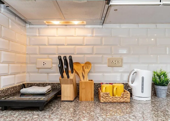 Amani 237, 3 Minutes To Airport, With Gym & Pool, Free Netflix, Fast Wi-fi Apartment *